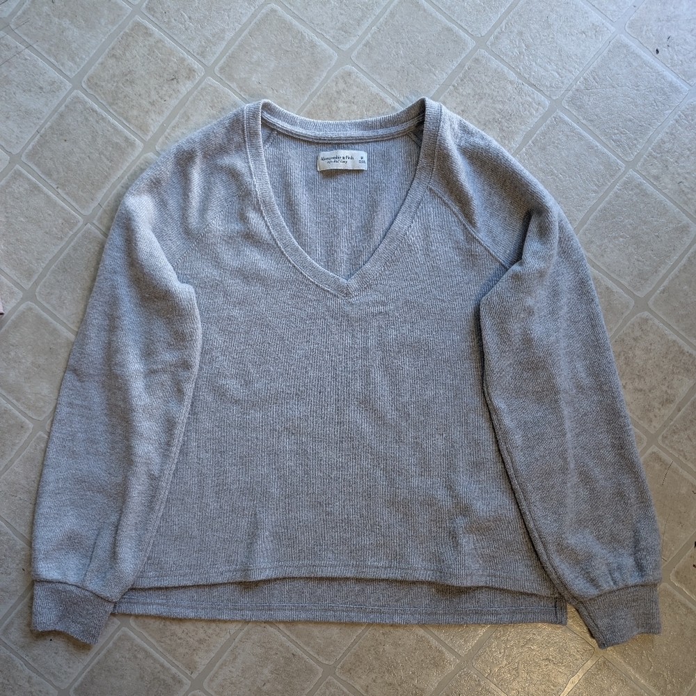 Women's Abercrombie & Fitch Light Gray V-Neck Sweater Soft & Cozy Size Medium